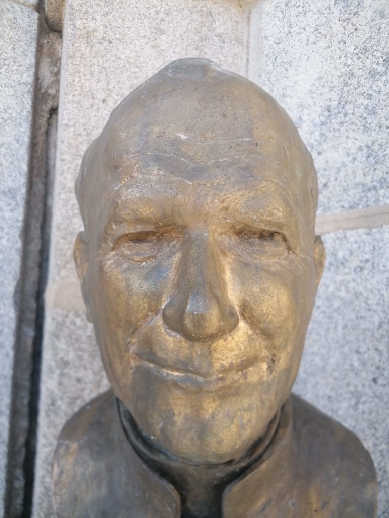 foto de escultura de busto tomada a 20 cm