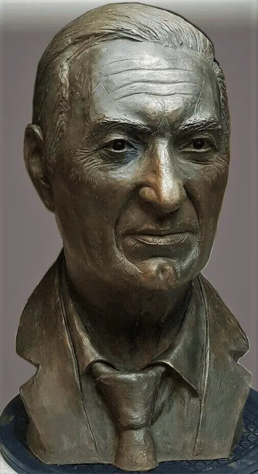 busto de bronce de Stanley Bouana escenógrafo y Palau de Sant Feliu