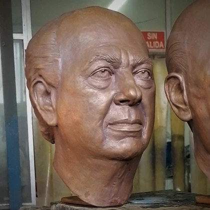 busto de bronce de un gran empresario