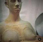 belleza de mujer con pechos al aire vestido futurista