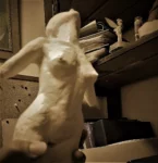 bella mujer desnuda retratada en plastilina