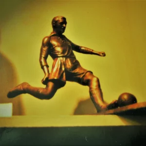escultura bronce futbolista años 20
