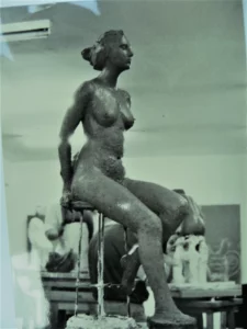 modelado cuerpo de mujer en barro y bronce mujer desnuda sentada
