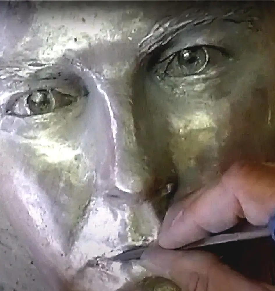 escultura de cara trabajo en bronce