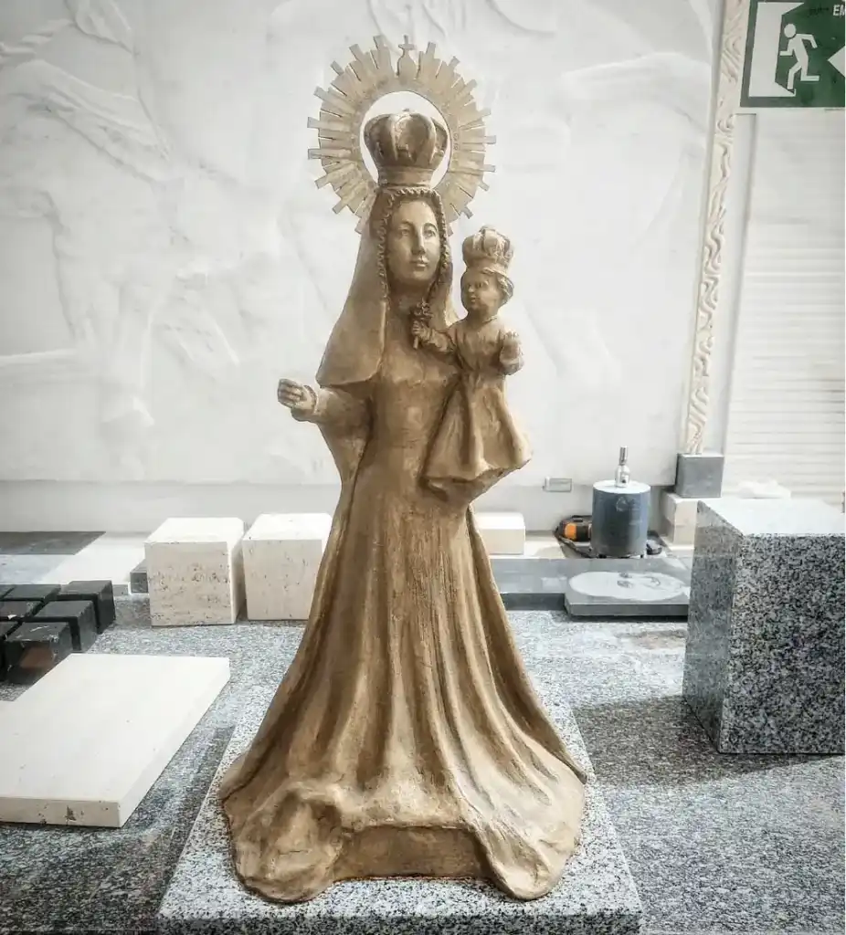virgen de bronce patina dorada halo laton virgen con niño y manto