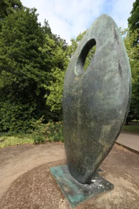 Escultura Single Form de Barbara Hepworth en parque público