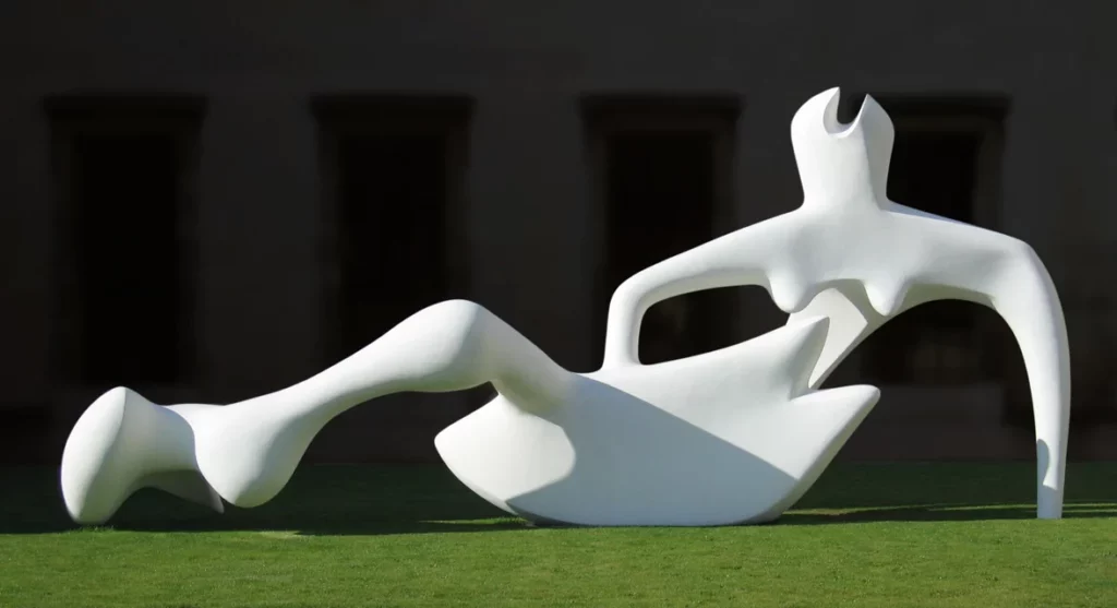 Figura reclinada de Henry Moore en bronce sobre césped