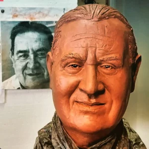 Poeta Joaquín Brotons y su busto cuando hizo el encargo