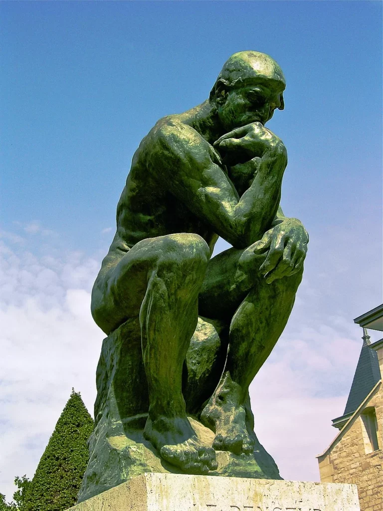 El Pensador de Auguste Rodin en bronce, escultura al aire libre. Frases celebres de escultores.