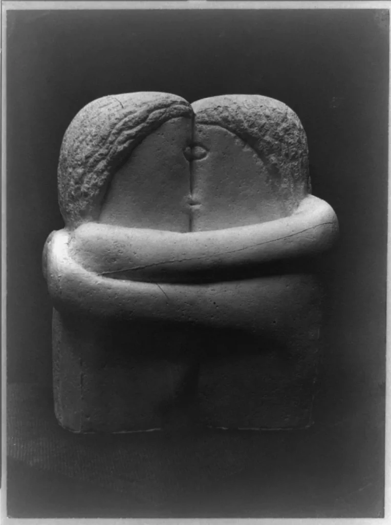 El Beso de Constantin Brâncuși, escultura modernista en piedra