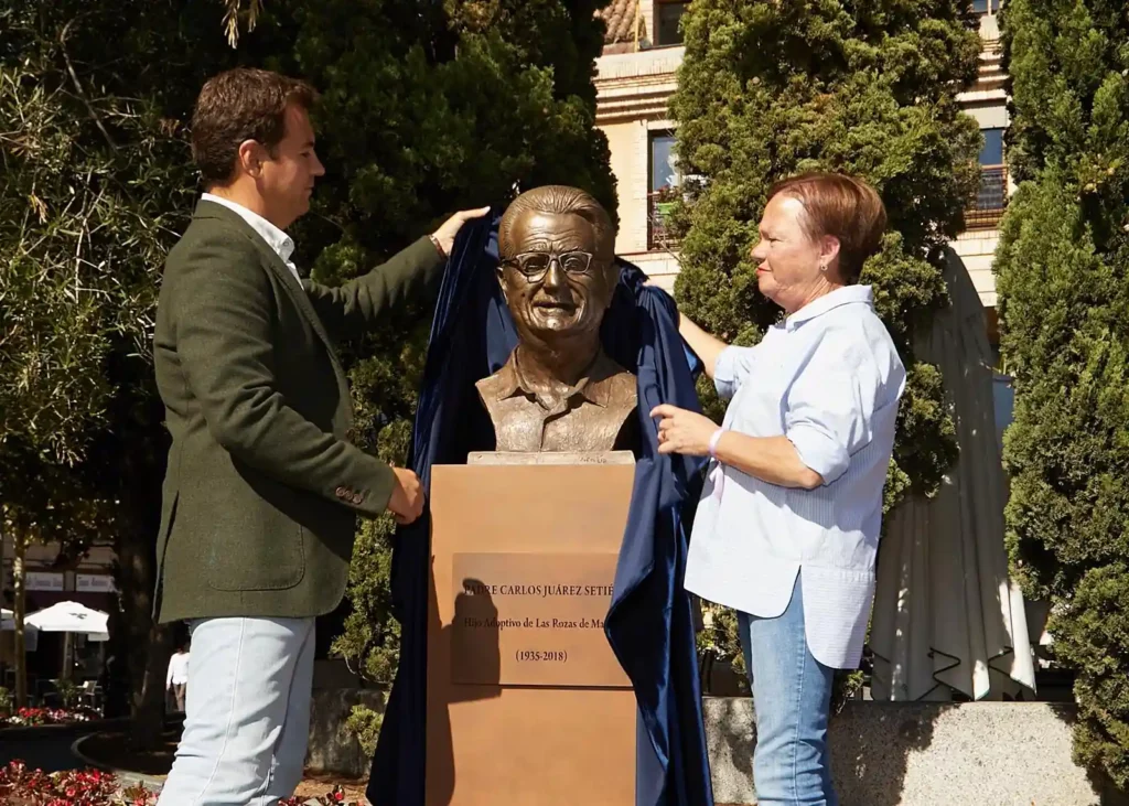 Inauguración de monumento homenaje en bronce del Padre Carlos Juárez, escultura pública personalizada realizada por Juan Up