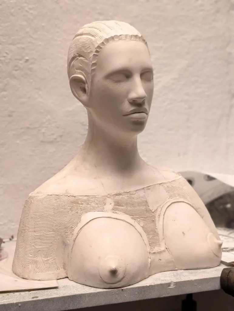 Reproducción en resina blanca de la escultura Nodriza Eónica, mujer antes de la mastectomía