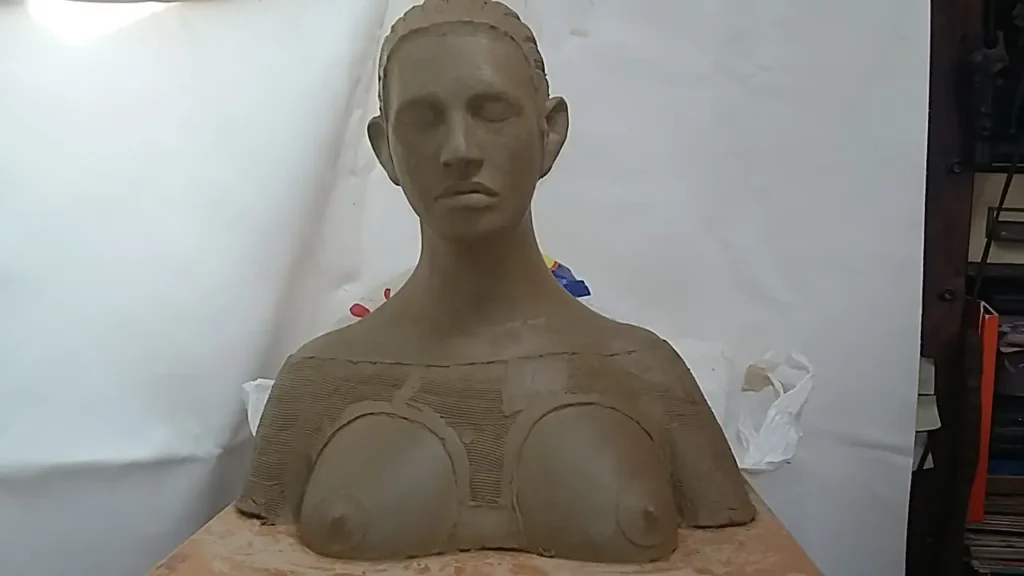 Escultura femenina frontal, sin cicatriz visible, homenaje al cuerpo antes del cáncer de mama