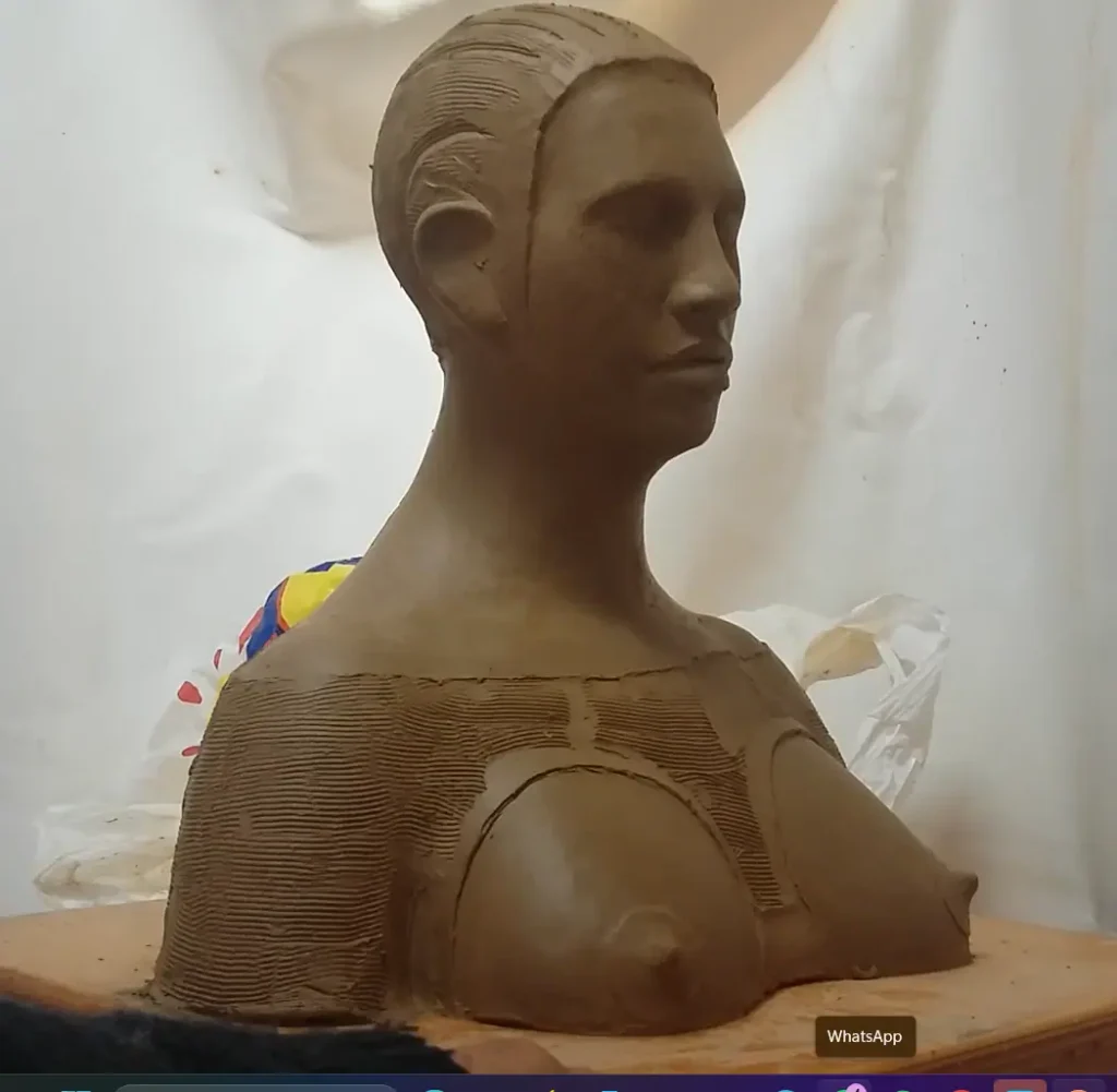 Vista alternativa 3/4 de la escultura Nodriza Eónica, figura femenina antes de la herida