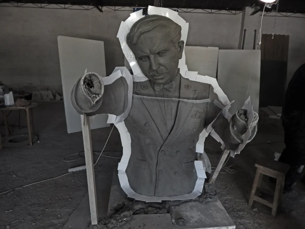 Molde y vaciado en escultura en yeso y silicona con chapas