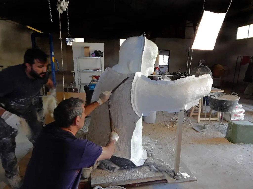 molde por piezas de escayola colocación brazos metálicos